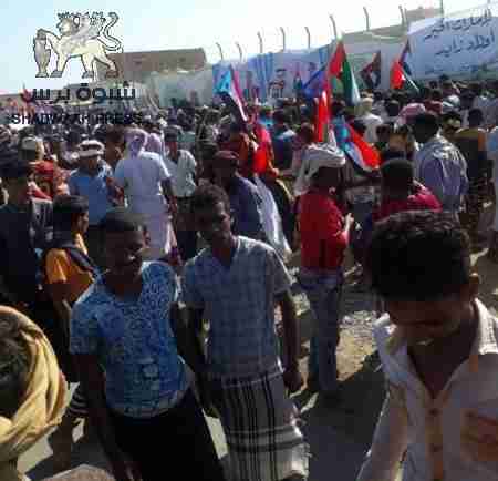 بن دغر يهرب من فندق سمرلاند بعد محاصرته من المتظاهرين من أبناء سقطرى