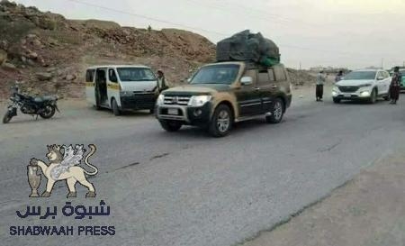 أبناء مدينة عتق بشبوه يتقطعون للمركبات والمسافرين خارج مدينتهم (صور)