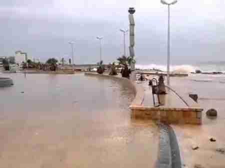 العاصفة المدارية تضرب جزيرة سقطرى وترقب في حضرموت والمهرة