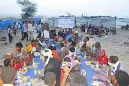 &lsquo;&lsquo;الهلال الأحمر&lsquo;&lsquo; ينظم إفطارا جماعيا للأسر النازحة والأشد فقرا في الضالع.
