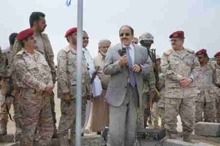 قائد عسكري في التحالف العربي يحذّر من خطورة نقل حزب الإصلاح مقاتليه من مأرب والعبر إلى عدن