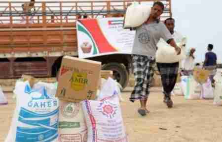 الهلال الأحمر الإماراتي يوزع مساعدات غذائية على مئات الاسر بمنطقة شحير بحضرموت