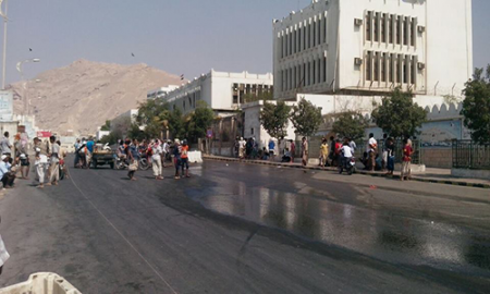 بعد ثلاثة أعوام على سرقة بنك المكلا : تمت السرقة برعاية ألوية علي محسن الأحمر العسكرية