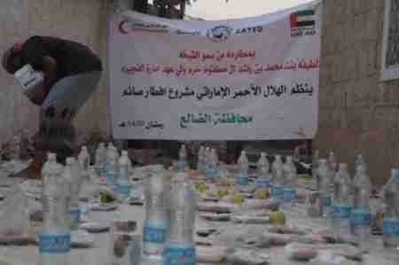 &lsquo;&lsquo;الهلال الأحمر&lsquo;&lsquo; ينظم إفطارا جماعيا لأهالي حي الإسكان في الضالع والنازحين من تعز والحديدة.