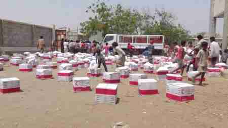 الهلال الأحمر الإماراتي يسير قافلة مساعدات غذائية لمنطقة الجاح التابعة لمديرية بيت الفقيه في الحديدة