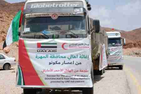 الهلال الأحمر الإماراتي يسير قافلة مساعدات إغاثية عاجلة إلى محافظة المهره التي تعرضت لإعصار مكونو