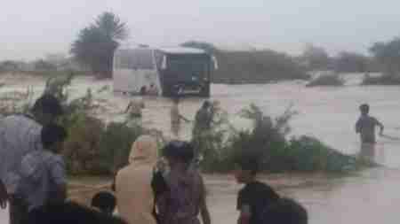 وفاة شخصين في غرق حافلة ركاب بأحد مجاري السيول بالمهرة