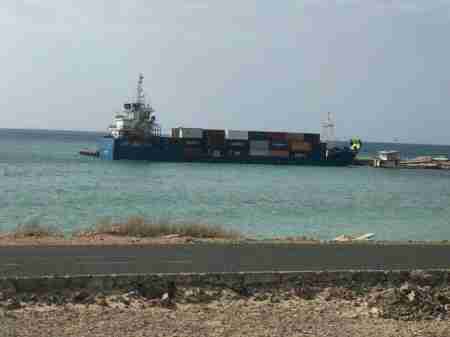 وصول سفينة إغاثة إماراتية لميناء سقطرى لتخفيف من معانات أهالي من اعصار ميكونو