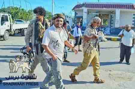 ضابط أمن موالي للشرعية يقود تظاهرة في عدن رفضا لمحاربة الإرهاب