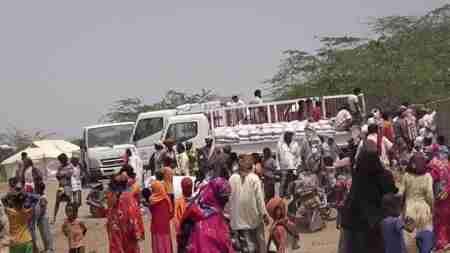 الهلال الاحمر الاماراتي يوزع مساعدات غذائية على النازحين في الخوخة