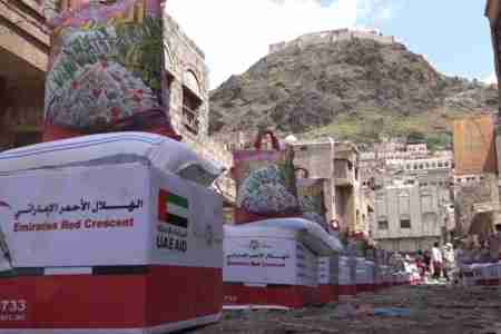 الهلال الأحمر الإماراتي يوزع سلالا غذائية بمديرية المظفر وسط مدينة تعز