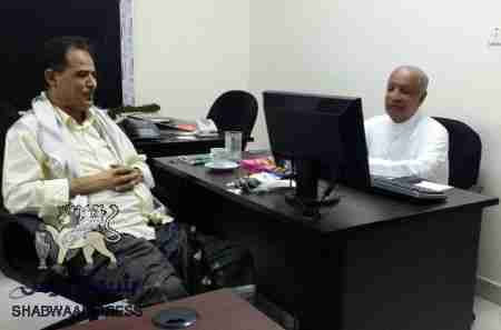 الشخصية الاجتماعية علوي البار يزور مؤسسة الصندوق الخيري للطلاب المتفوقين في عدن