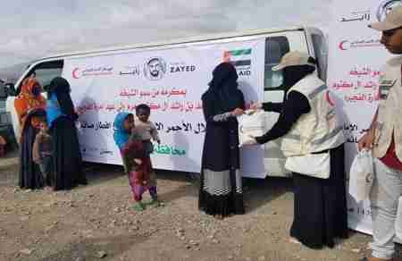 الهلال الإماراتي يوزع وجبات إفطار صائم على النازحين بمحافظة الضالع