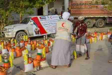بمكرمة من سمو الشيخ محمد بن زايد.. &lsquo;&lsquo;الهلال الاماراتي&lsquo;&lsquo; يوزع مساعدات غذائية على اهالي الديس الشرقية
