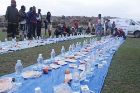 الهلال الأحمر الإماراتي ينظم إفطارا جماعيا بمنطقة مريس شمال الضالع