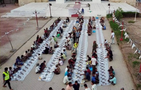 ‘‘الهلال الأحمر‘‘ ينظم إفطارا جماعيا في مدينة التواهي بعدن