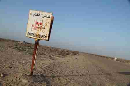 من أجل إزالة الألغام التي تحاصر الوازعية بتعز .. جيش الشرعية يطالب برشوة للقيام بواجبه