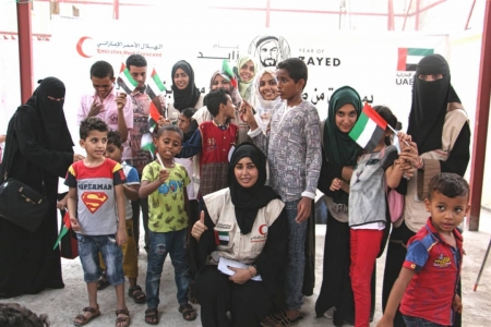 الهلال الأحمر الإماراتي يسعد أطفال مركز التوحد في عدن بهدية وكسوة العيد .