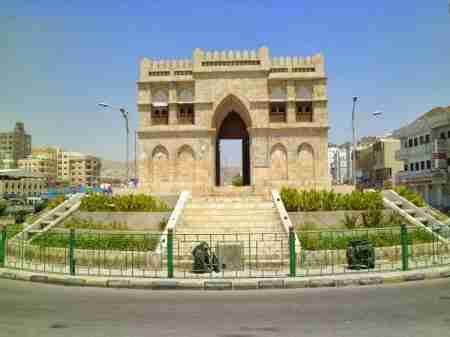 حضرموت أكبر من مصلحة شخصية حققها محافظ فاسد لبعض الأشخاص