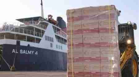 سفينة شحن إماراتية تحمل أطنانا من المواد الغذائية تصل إلى المكلا