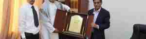 شركة سنابل المحدودة تكرم المحافظ البحسني بدرع تذكاري تقديرا لجهود السلطة المحلية والأمنية بالمحافظة