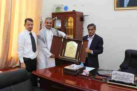 شركة سنابل المحدودة تكرم المحافظ البحسني بدرع تذكاري تقديرا لجهود السلطة المحلية والأمنية بالمحافظة