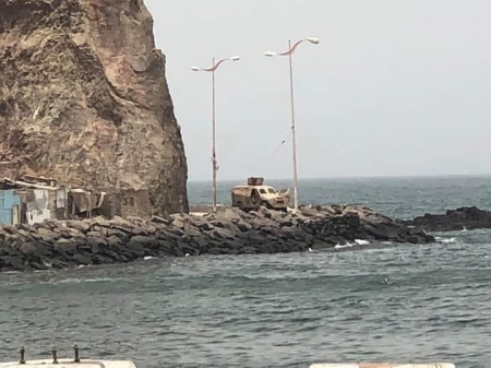 الشرعية تنشر مدرعات بمحيط معاشيق بعد يوم من اطلاق حملة لطرد المسئولين اليمنيين من عدن
