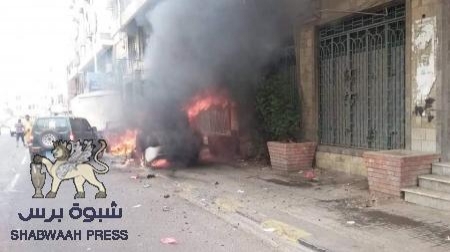 انفجار سيارة واحتراقها بالشارع الرئيسي بالمعلا