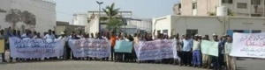 احتجاجا على قرار وزير النقل ..عمال ميناء المكلا ينفذون اضرابا مفتوحا عن العمل (صور)