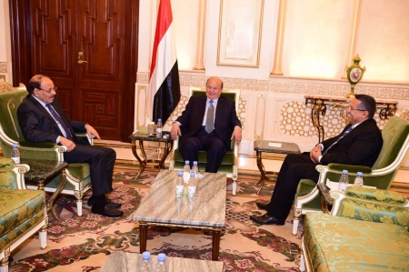محلل سياسي : الشرعية تتخلى عن مهامها وتنشغل باقصاء المجلس الانتقالي ومحاربته