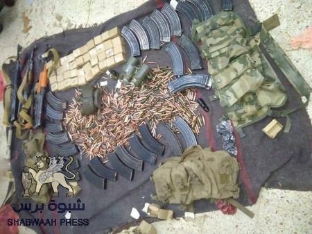نقطة امنية تابعة لقوات النخبة الشبوانية تضبط اسلحة مهربة إلى مدينة عتق