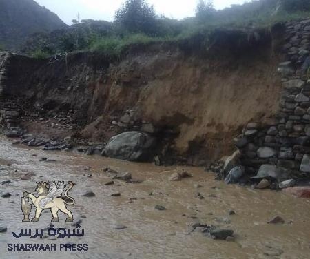 السيول تجرف مزارع المواطنين في منطقة الحنشي بيافع