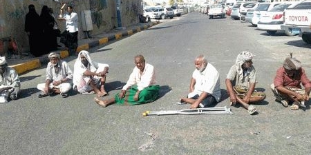 مواطنون يستقبلون العيد بجيوب فارغة وبطون طاوية ومنازل خالية من الأضاحي