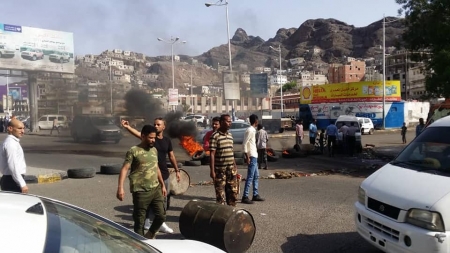 رويترز: استمرار احتجاجات عدن قد تضع حدا للحرب وتسقط حكومة الشرعية