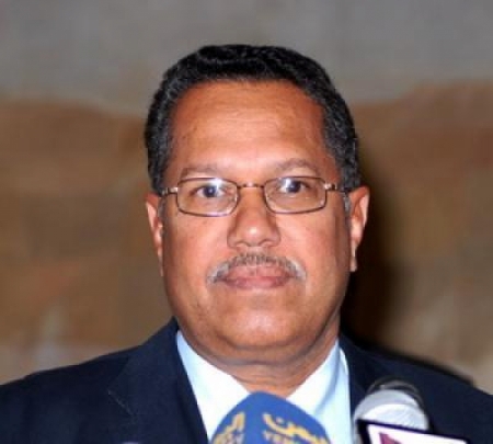 بن دغر يوجه الميسري بضرب المحتجين بيد من حديد