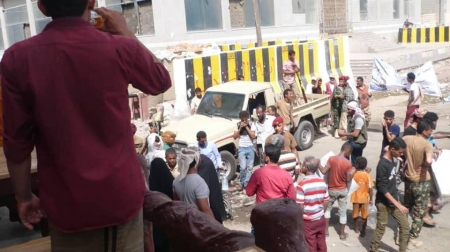 جماهير عدن تحاصر قصر معاشيق والحزام الأمني يلتزم بحماية المتظاهرين