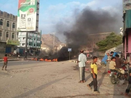 العناصر المندسة في صفوف المحتجين السلميين في المكلا تعتدي على رجال الأمن وتجرح خمسة منهم