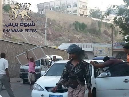 مدير شرطة خور مكسر يتهم أقارب للرئيس هادي بتكريم متورطين بنهب قصر معاشيق