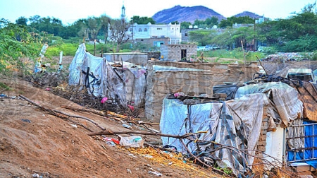 البيوت المهجورة والخيام مساكن نازحي تهامة بأبين ومنظمات الإغاثة لا تعرف طريقهم