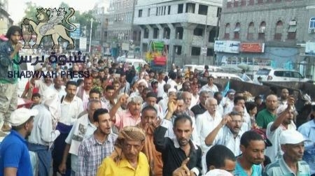 كريتر تشهد عصر اليوم مظاهرات غاضبة تهتف ‘‘يابن دغر ياحقير ثورتنا ثورة تحرير‘‘ (صور)