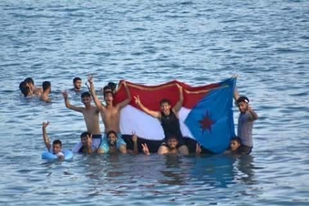 شباب الجنوب وسط بحرهم وعلى أرضهم وتحت سمائهم