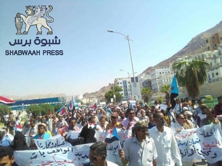 حضرموت تدشن فعاليات انتفاضتها ضد حكومة الفساد بمسيرة حاشدة في المكلا