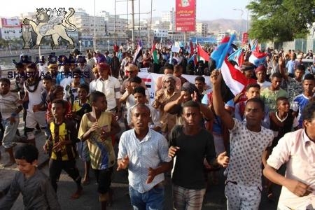 مسيرة حاشدة بالمكلا تطالب برحيل حكومة الفساد صور)