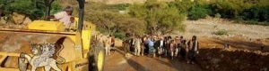 الشيخ صالح فريد يفتتح الطريق البديل عن جسر السلام المدمر في النقبة بشبوه (صور)