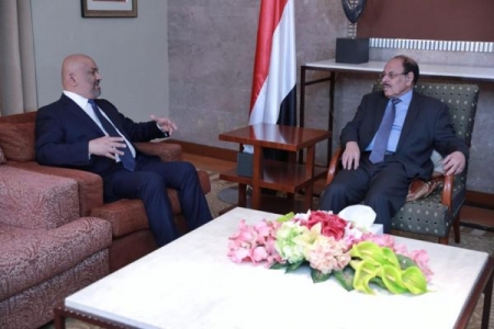 حكومة الشرعية متوجسة من تحركات الانتقالي الجنوبي خارجياً