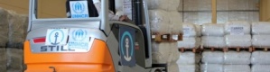 أسوشيتد برس : طرفا النزاع اليمني ينهبان معظم المساعدات الدولية