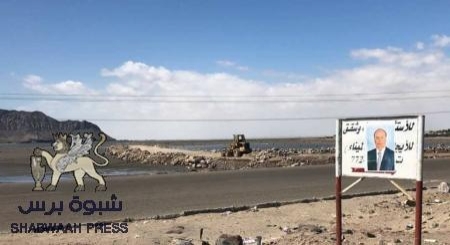 في منطقة مغلقة على حزب الاصلاح ..نافذون يقومون بالبسط والردم في بحر البريقة (صور)