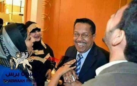 رئيسا وزراء شرعية المهجر المحال للتحقيق والحالي يعزيان بوفاة وزير حوثي