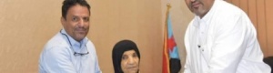 رئيس الإنتقالي يكرم امرأة جنوبية مسنّة باعت ‘‘بقرتها‘‘ الوحيدة لشراء رصاص لرجال المقاومة الجنوبية