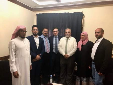 ذباب الشرعية الألكتروني يتجنب توجيه سهامه إلى الحوثيين منذ عامين